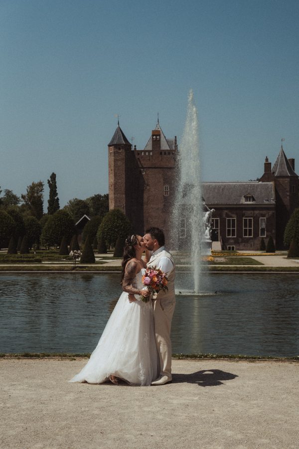 Bruidspaar bij de fontein van het kasteel
