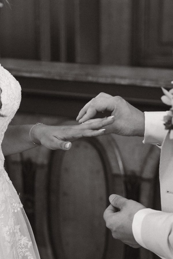 De ring wordt omgedaan tijdens de ceremonie