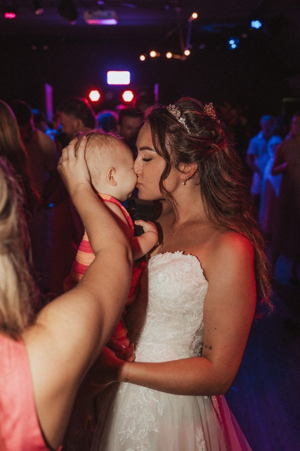 Bruid danst met haar dochtertje op het feest