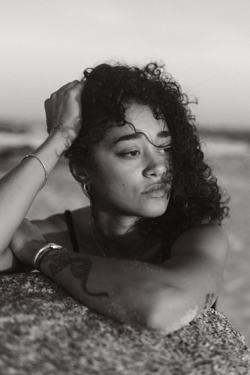 Zwart-wit portret op het strand