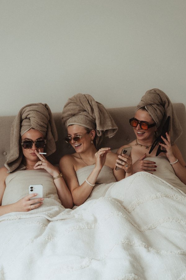 Vriendinnen in bed met handdoek op het hoofd