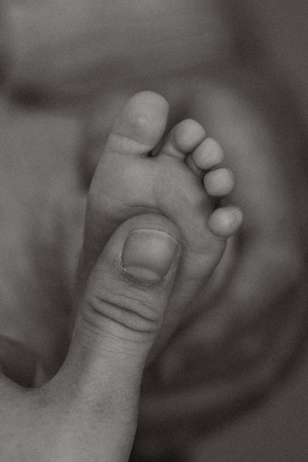 Kleine babyvoetjes in een hand